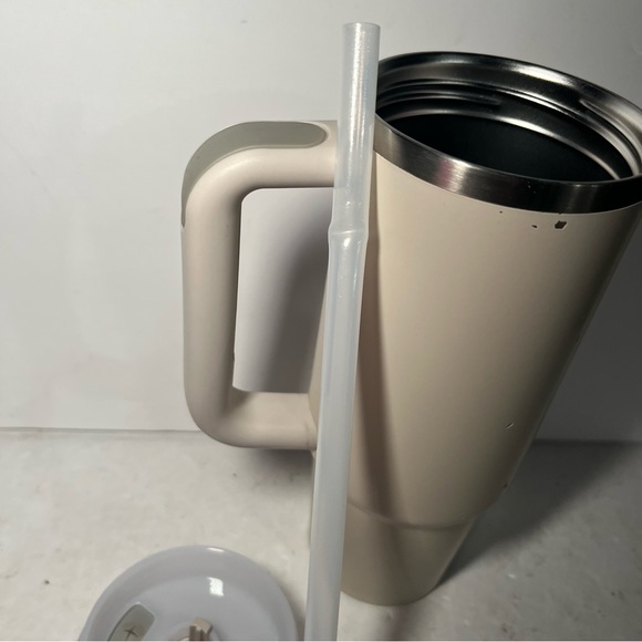 Stanley 30 oz Stainless Steel H2.0 Quencher tumbler | Screw On Lid | Dune Cream - Picture 5 of 6